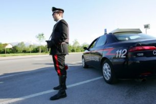 Inseguito in auto dai carabinieri, gli trovano nel cruscotto un coltello con lama lunga quasi 20 centimetri: condannato per porto abusivo d'arma