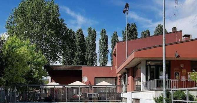 L'ingresso della Bocciofila Albese con il campo esterno L'ingresso della Bocciofila Albese con il campo esterno