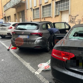 "Non lasciate nulla nelle automobili: hanno frantumato vetri per poche monete da 10 centesimi"