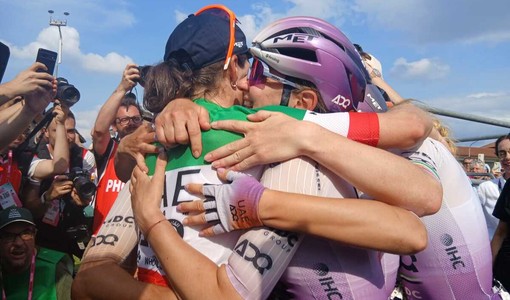 L'abbraccio delle atlete a Saluzzo all'arrivo del Giro d'Italia Women L'abbraccio delle atlete a Saluzzo all'arrivo del Giro d'Italia Women