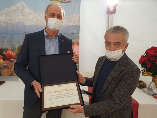L’assessore regionale all’Agricoltura Marco Protopapa consegna la targa per i 50 anni di fondazione al presidente Domenico Sacchetto