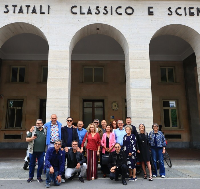 Cinquant'anni dopo, di nuovo sui banchi del Peano: la 1ªA del 1976 torna in classe Cinquant'anni dopo, di nuovo sui banchi del Peano: la 1ªA del 1976 torna in classe
