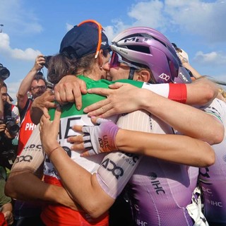 L'abbraccio delle atlete a Saluzzo all'arrivo del Giro d'Italia Women