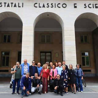Cinquant'anni dopo, di nuovo sui banchi del Peano: la 1ªA del 1976 torna in classe