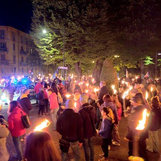 Cuneo celebra la libertà con la luce delle fiaccole, dal Parco della Resistenza a piazza Virginio [FOTO]