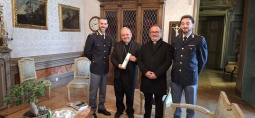 Ad Alba consegnato al vescovo l’olio di Capaci: memoria e fede nella Messa Crismale Ad Alba consegnato al vescovo l’olio di Capaci: memoria e fede nella Messa Crismale