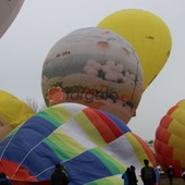 Le mongolfiere sfidano il meteo e solcano i cieli di Mondovì anche questa mattina Le mongolfiere sfidano il meteo e solcano i cieli di Mondovì anche questa mattina