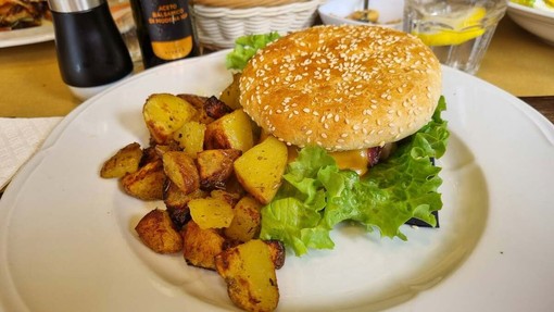 Buon appetito! Oggi, 18 settembre è il Cheeseburger Day Buon appetito! Oggi, 18 settembre è il Cheeseburger Day