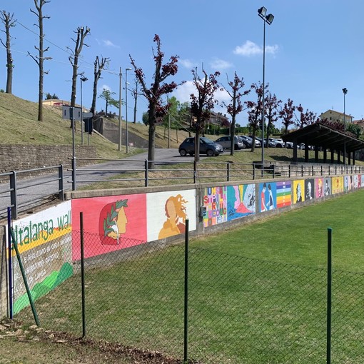 Da Dante a Gino Strada nel murale da 90 metri realizzato dagli alunni di Bossolasco e Murazzano [FOTO]