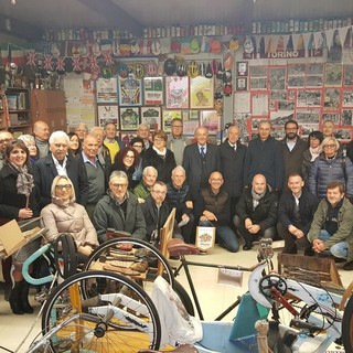 Foto di repertorio di amici e soci nella vecchia sede del Museo della bicicletta di Bra