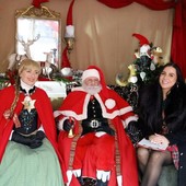 7 Minuti con Flavia Monteleone: ospiti della nuova puntata sono Babbo Natale &amp; Mamma Natale in Casa Claus ad Alba