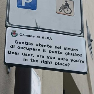 I cartelli negli stalli per disabili nei parcheggi di Alba I cartelli negli stalli per disabili nei parcheggi di Alba
