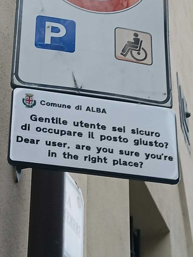 I cartelli negli stalli per disabili nei parcheggi di Alba