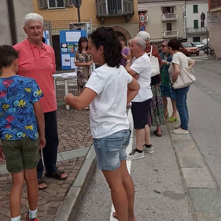 Il compianto Cesare Vietti con i ragazzi della scuola primaria nel ricordo dell' incendio di Piozzo