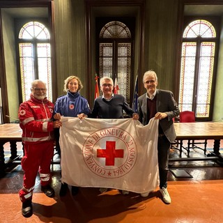 8 maggio Giornata Mondiale della Croce Rossa, ad Alba torri illuminate di rosso e bandiera esposta dal Palazzo Comunale