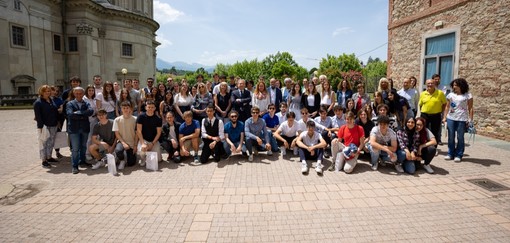 Foto di gruppo per gli studenti premiati a Vicoforte