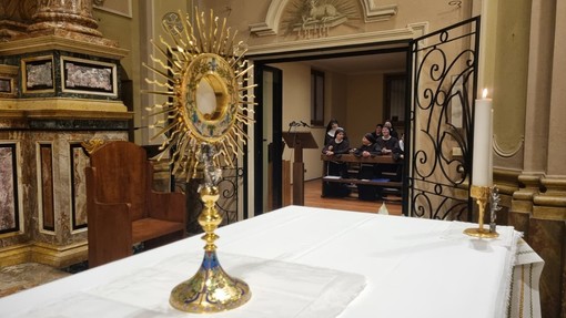 Adorazione eucaristica nella chiesa delle Clarisse, a Bra Adorazione eucaristica nella chiesa delle Clarisse, a Bra