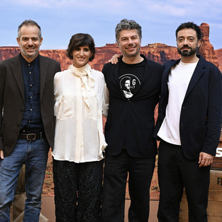 4 registi della seconda stagione Sky Original sulla storia degli 883, da sinistra: Simone Godano, Alice Filippi, Sydney Sibilia e Alessio Lauria 4 registi della seconda stagione Sky Original sulla storia degli 883, da sinistra: Simone Godano, Alice Filippi, Sydney Sibilia e Alessio Lauria