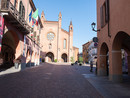Il municipio e il duomo di Alba (foto Barbara Guazzone) Il municipio e il duomo di Alba (foto Barbara Guazzone)