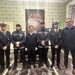 I due nuovi agenti Luca Cigottero e Stefano Salerno insieme al sindaco Alberto Gatto, al comandante del Corpo Antonio Di Ciancia, al vicecomandante Paolo Tosco e all’assessore con delega alla Polizia Locale Davide Tibaldi
