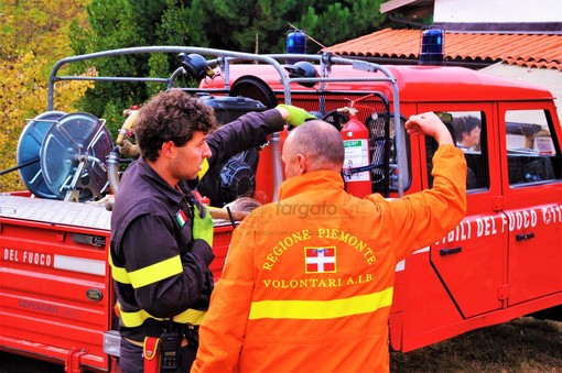Cherasco, fiamme sotto la tettoia di un'abitazione: intervengono Vigili del Fuoco e AIB