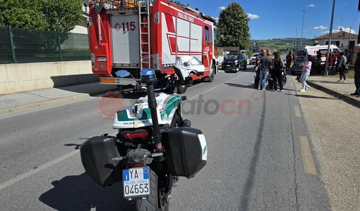Scontro auto-moto sulla SP 7 tra Alba e Bra all'altezza del semaforo "dei macellai" Scontro auto-moto sulla SP 7 tra Alba e Bra all'altezza del semaforo "dei macellai"