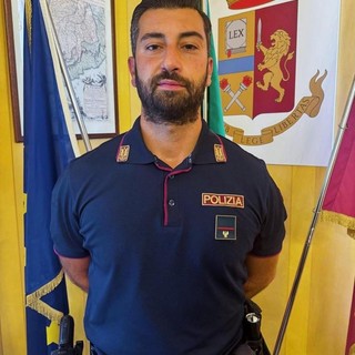 L'agente che ha ricevuto l'encomio dal ministro Piantedosi L'agente che ha ricevuto l'encomio dal ministro Piantedosi