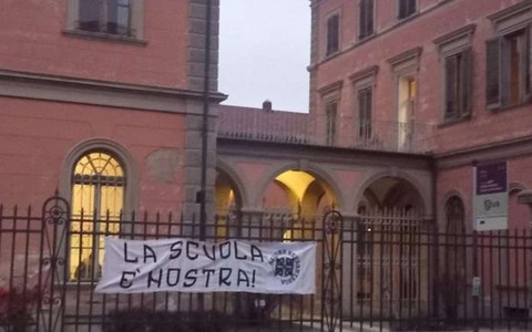 Striscioni davanti alle scuole di Alba: da Azione al Pd non si fermano le reazioni e le condanne