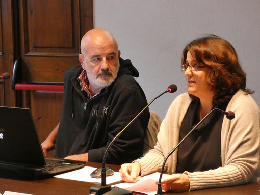 Un momento della presentazione: a sinistra il tecnico forestale Alessio Degioannini, a destra l'assessore Erika Chiecchio