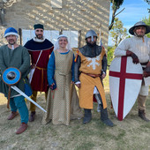 A Serralunga un giorno nel Medioevo: il castello si anima tra armigeri, speziali e giochi storici