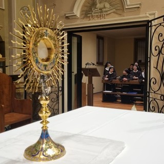 Adorazione eucaristica nella chiesa delle Clarisse, a Bra