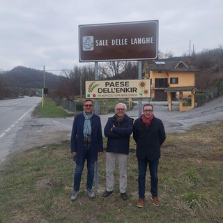 Nuovi cartelli a Sale delle Langhe, paese dell'enkir