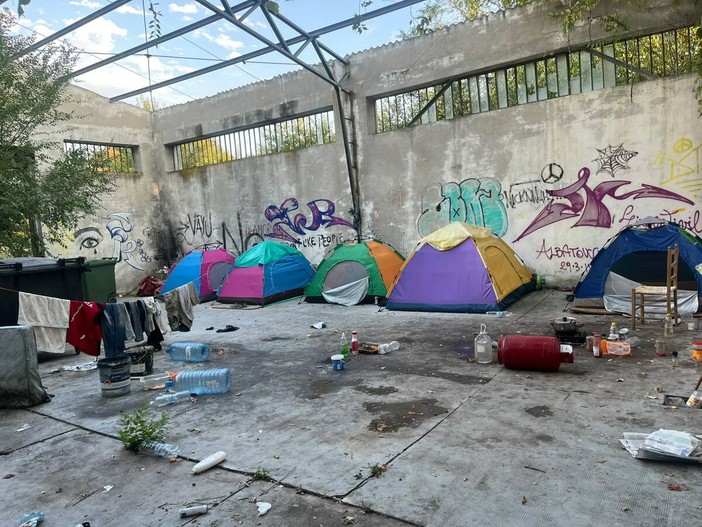 Accampamenti lungo il Tanaro, ad Alba l'emergenza dell'accoglienza si vede anche nelle tende Accampamenti lungo il Tanaro, ad Alba l'emergenza dell'accoglienza si vede anche nelle tende