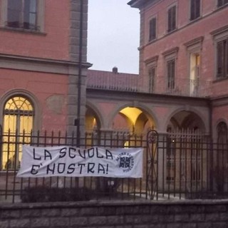 Gli striscioni sulla scuola di Alba