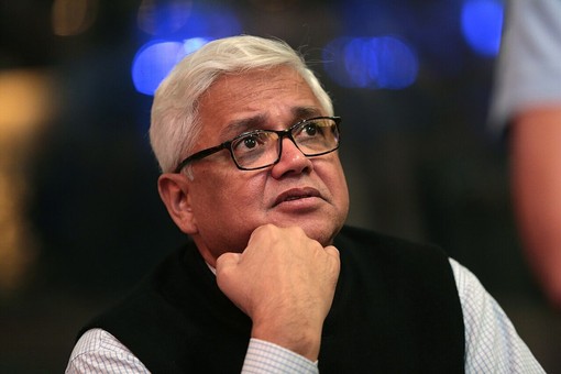 Amitav Ghosh (1956), scrittore, giornalista e antropologo indiano (foto Wikiquote) Amitav Ghosh (1956), scrittore, giornalista e antropologo indiano (foto Wikiquote)