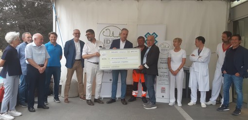 Saluzzo, la consegna dell'assegno di 50 mila euro da parte dell'associazione Officina delle Idee per il potenziamento  della dialisi
