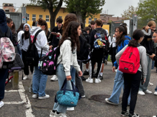 Primo giorno di scuola negli istituti albesi