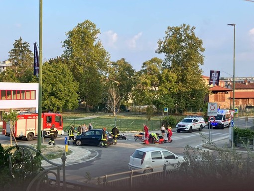 Alba, auto contro moto alla rotonda di via Santa Margherita: motociclista ferito lievemente Alba, auto contro moto alla rotonda di via Santa Margherita: motociclista ferito lievemente