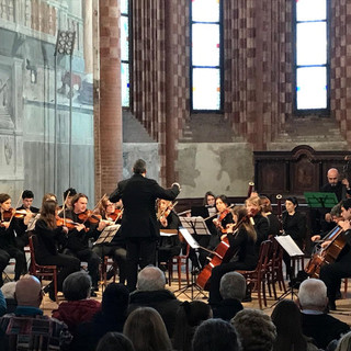 "Dialoghi di corde": due chitarristi e l'Orchestra Alba Filarmonica sul palco del Teatro Sociale "Dialoghi di corde": due chitarristi e l'Orchestra Alba Filarmonica sul palco del Teatro Sociale