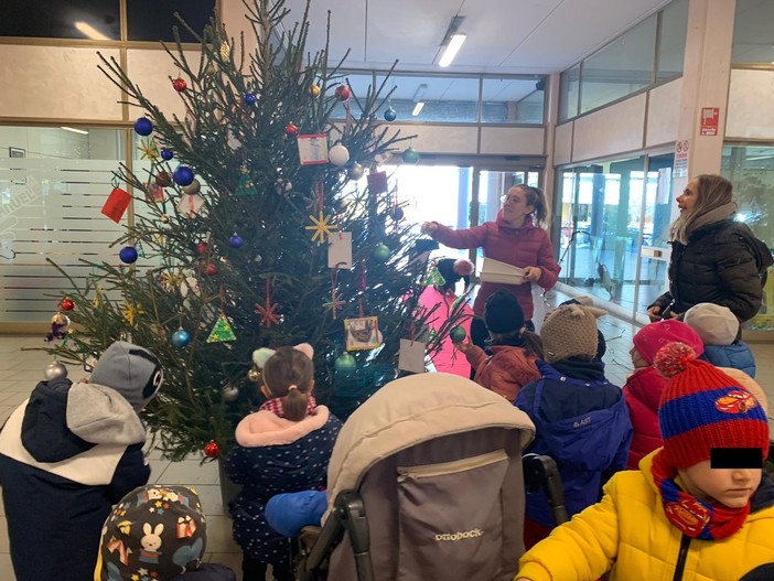 Cuneo: i bambini della scuola dell'infanzia 'Fillia' addobbano l'albero di Natale del quartiere San Paolo