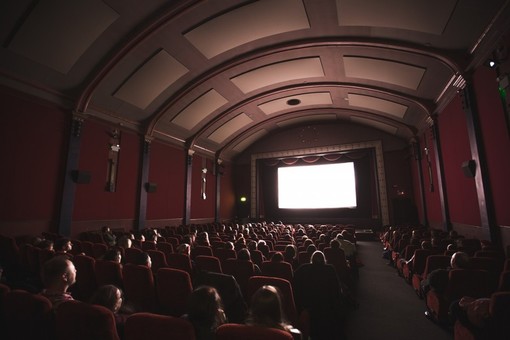Cinema e teatri, la capienza sale all'80%, al 75% negli stadi. Niente da fare per discoteche e concerti