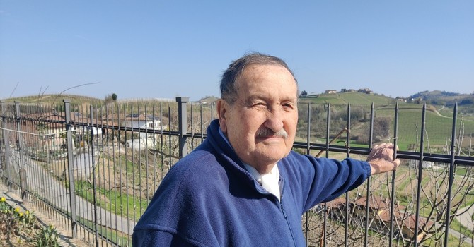 Aldo Batti, il cantore del Roero: “Assomiglio alla mia terra: siamo gente che lavora tanto, ma sa anche far festa” Aldo Batti, il cantore del Roero: “Assomiglio alla mia terra: siamo gente che lavora tanto, ma sa anche far festa”