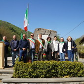 Isaia con alcuni parenti dei partigiani della Valle Grana durante la cerimonia di sabato 25 aprile