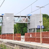 Passerella ferroviaria: oltre alla parte arancione, al Comune compete anche la realizzazione della nuova area verde (a destra sul progetto)