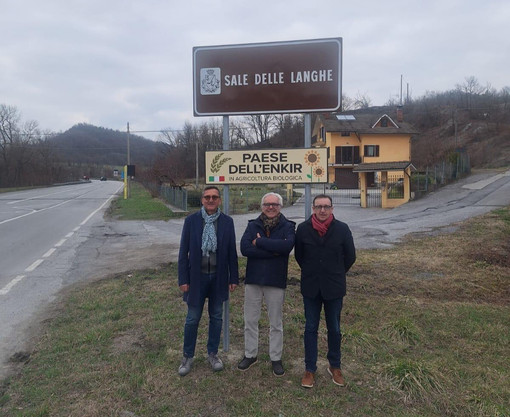 Nuovi cartelli a Sale delle Langhe, paese dell'enkir Nuovi cartelli a Sale delle Langhe, paese dell'enkir