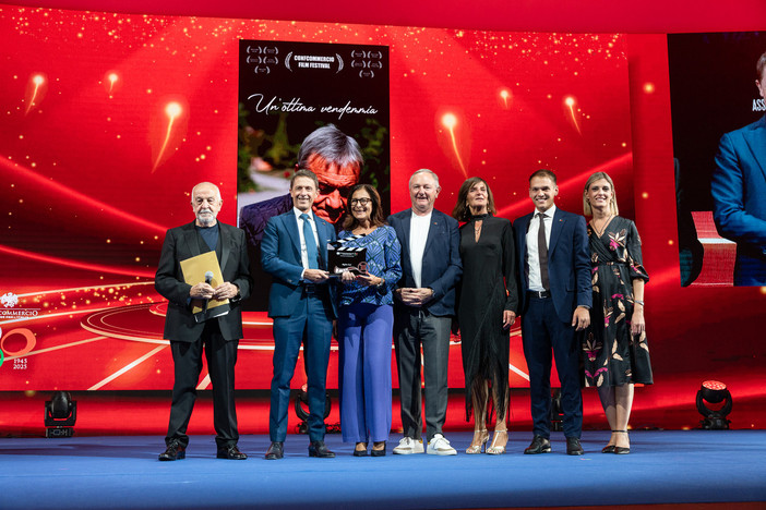 Alla “Notte degli Oscar Confcommercio” il miglior cast è quello dell’ Associazione Commercianti Albesi Alla “Notte degli Oscar Confcommercio” il miglior cast è quello dell’ Associazione Commercianti Albesi