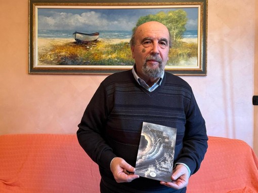 Antonio Scommegna con il suo libro di poesie “Sempre ritorni come l’onda” Antonio Scommegna con il suo libro di poesie “Sempre ritorni come l’onda”