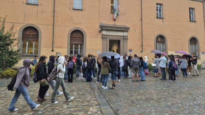 Primo giorno di scuola negli istituti albesi: studenti al Liceo Linguistico, della Scienze Umane e Musicale &quot;Da Vinci&quot;