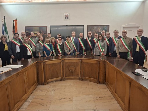 Foto di gruppo per i sindaci che hanno sottoscritto la costituzione dell'Associazione Foto di gruppo per i sindaci che hanno sottoscritto la costituzione dell'Associazione