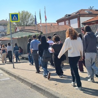 Una passeggiata esplorativa degli studenti Una passeggiata esplorativa degli studenti
